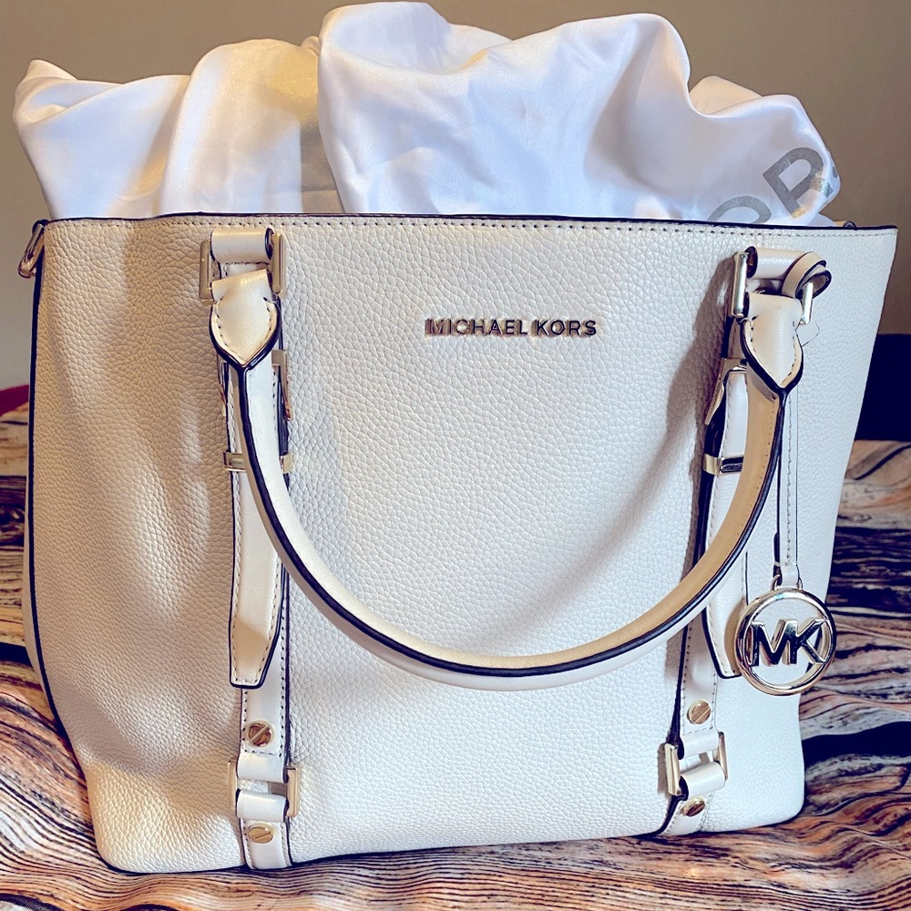 Michael Kors. White Pebble leather Bag.